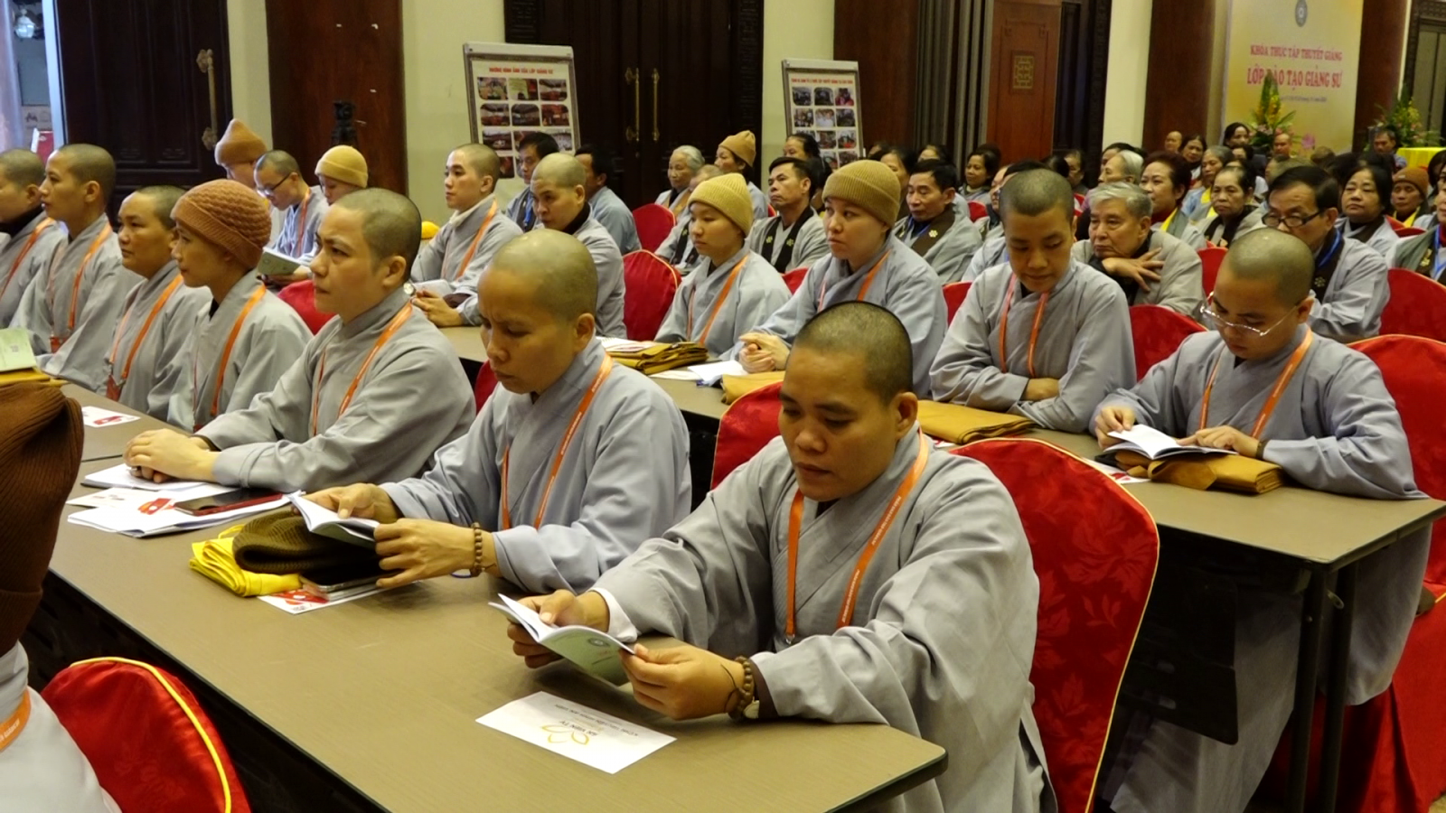 Chư vị giảng sinh tham dự buổi lễ khai mạc.