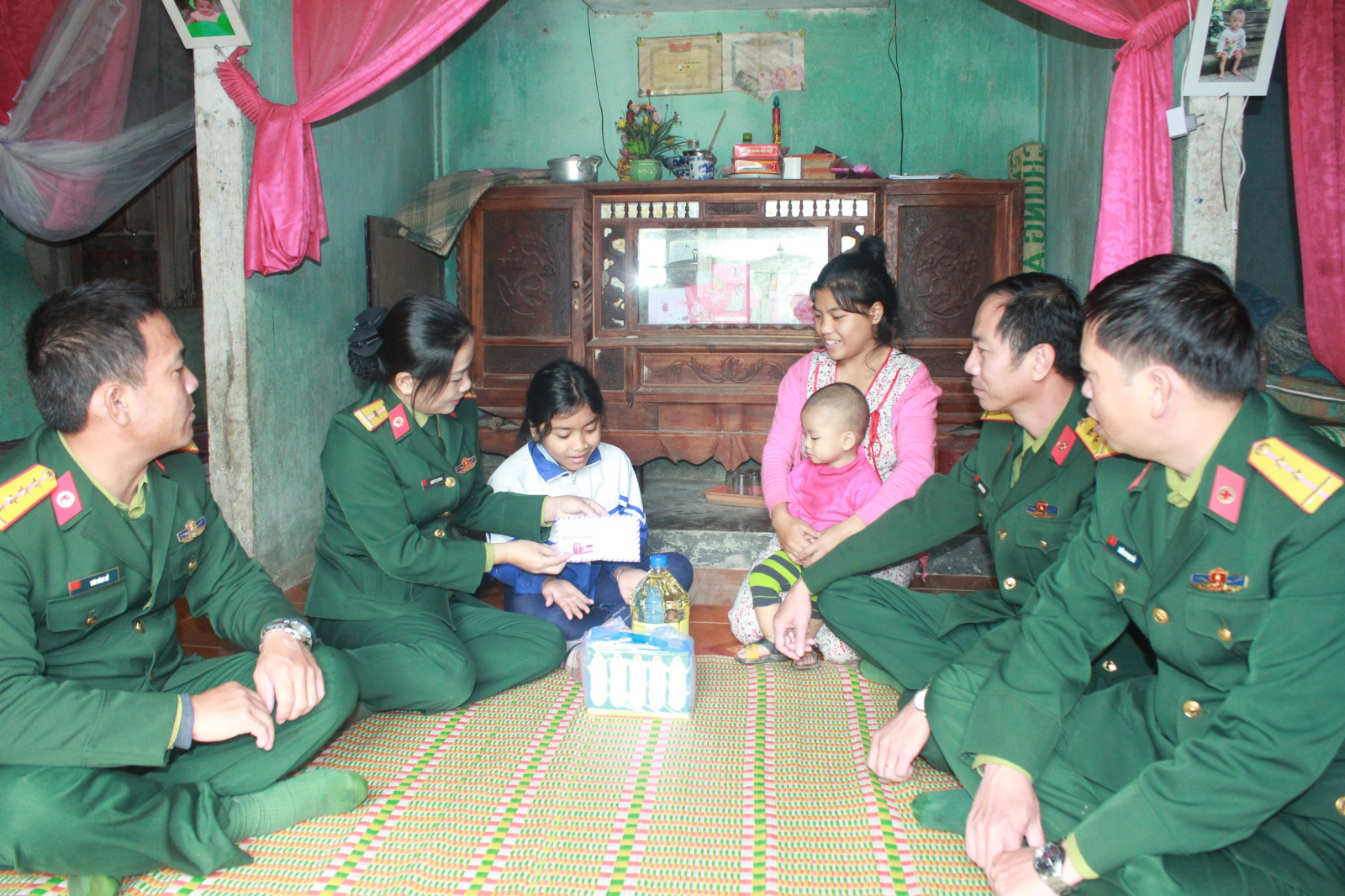 Đoàn tặng quà cho cháu Hồ Thị Nhuận.