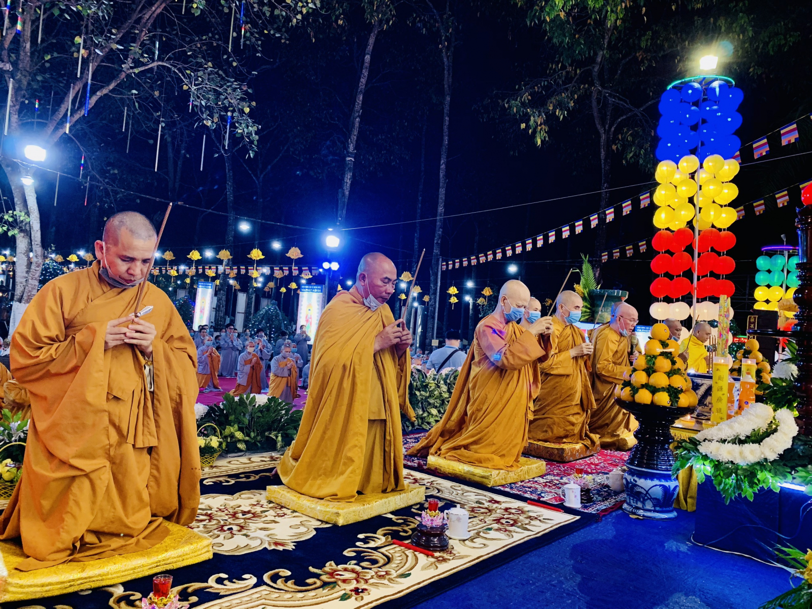 Cùng hướng về Ngài, niệm danh hiệu Ngài, làm điều phước thiện, nguyện cầu cho thế giới không còn lầm lạc, oán ghét, khổ đau, chia rẽ...