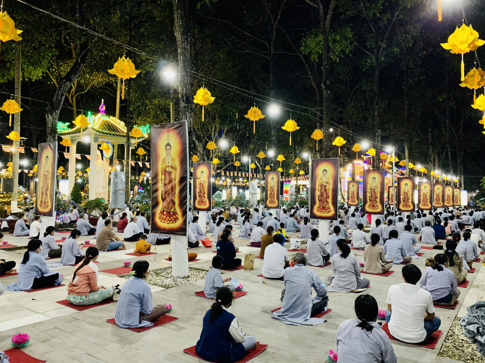 Phật tử các đạo tràng gần xa tham dự Đại lễ hoa đăng và pháp hội niệm Phật.