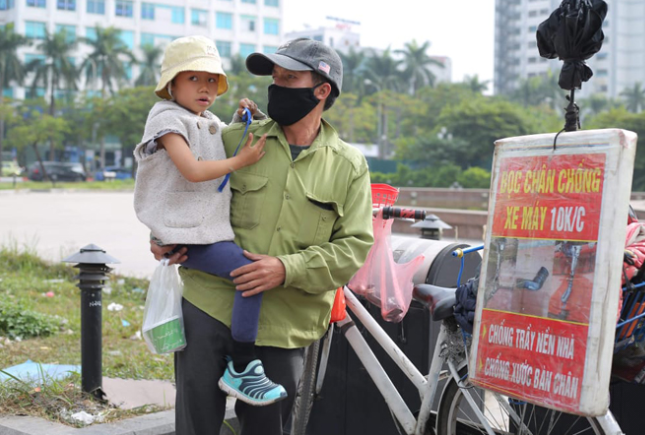 Anh Hùng chở bé Huyền Trang đi làm mỗi sáng trên chiếc xe đạp cũ.