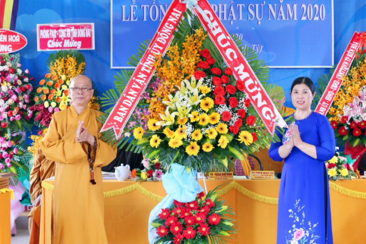 Bà Phạm Thị Kim Chung, Phó Trưởng ban Thường trực Ban Dân vận Tỉnh ủy Đồng Nai tặng hoa chúc mừng.