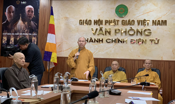 Thượng tọa Thích Đức Thiện (đứng) chia sẻ về bộ phim tài liệUu.