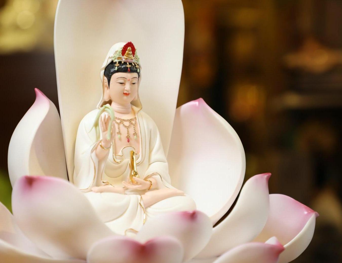 Văn hóa Phật giáo là một phần không thể thiếu trong đời sống của người Việt Nam. Với những giá trị văn hóa tinh túy của Phật giáo, chúng ta có thể học hỏi được các giá trị nhân văn tốt đẹp và sống đạo đức. Hãy khám phá và trải nghiệm giá trị tinh thần cao quý này để kính trọng và ghi nhớ sự đẹp tinh khiết của tôn giáo này.
