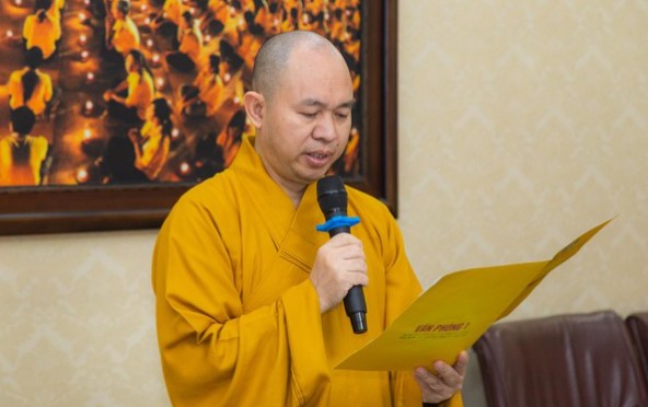 Thượng tọa Thích Đức Thiện cung tuyên thư ủy nhiệm của Đức Pháp chủ GHPGVN
