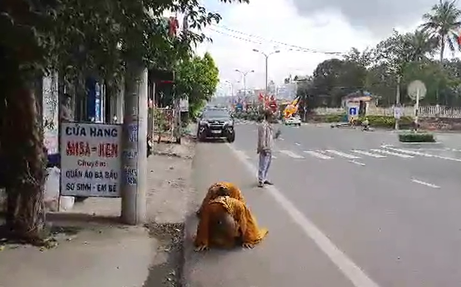 Nhị vị sư thầy đang thầm lặng thực hành hạnh nguyện Tam Bộ Nhất Bái từ Ngã Ba Vũng Tàu về non thiêng Yên Tử.