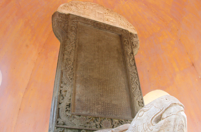 Tấm bia đá