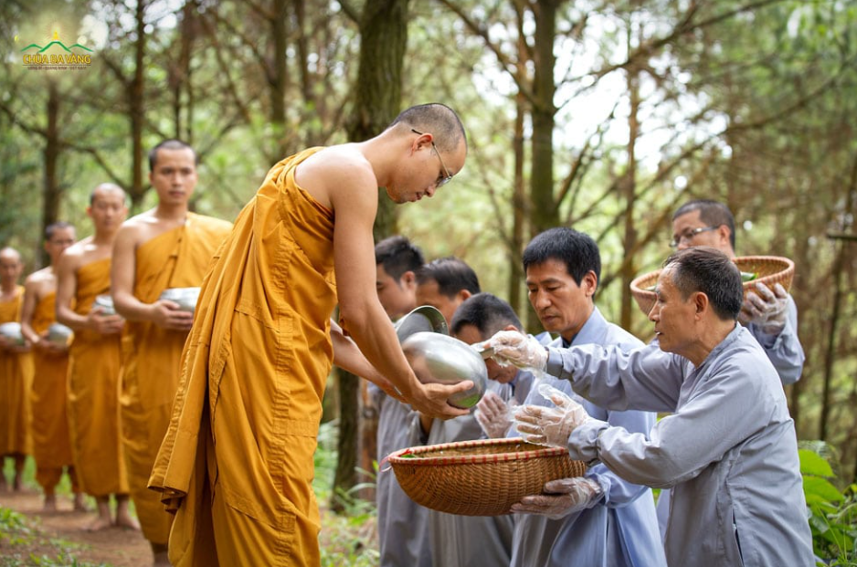 Phát tâm quy y Tam Bảo, tin sâu nhân quả, chăm chỉ bố thí cúng dường, tích phước thì tài lộc sẽ đến