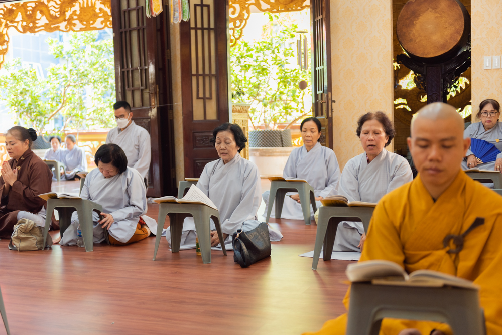 Chư tôn đức Tăng và Phật tử trang nghiêm tụng kinh Dược Sư.