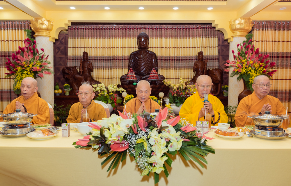 Ban chứng minh và chủ trì buổi lễ.