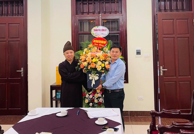 Ông Nguyễn Đăng Kiên, Trưởng ban Tôn giáo tỉnh tặng hoa chúc mừng tới Hòa thượng Thích Thanh Quyết