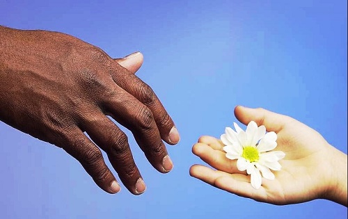 Có rất nhiều người chỉ nhìn thấy cái lợi ích hiện tiền trước mắt, chỉ nghĩ đến cái tiện lợi nhất thời, không nghĩ đến nên tạo tiện lợi cho người khác trước, mà cái tiện lợi ấy đối với mình có thể chỉ là trong tầm tay.