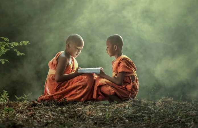 Để chính thức trở thành Phật tử, chúng ta phải quy y Tam Bảo và thọ trì năm giới.