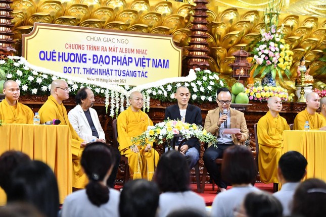 Các khách mời trong buổi ra mắt ở chùa Giác Ngộ.