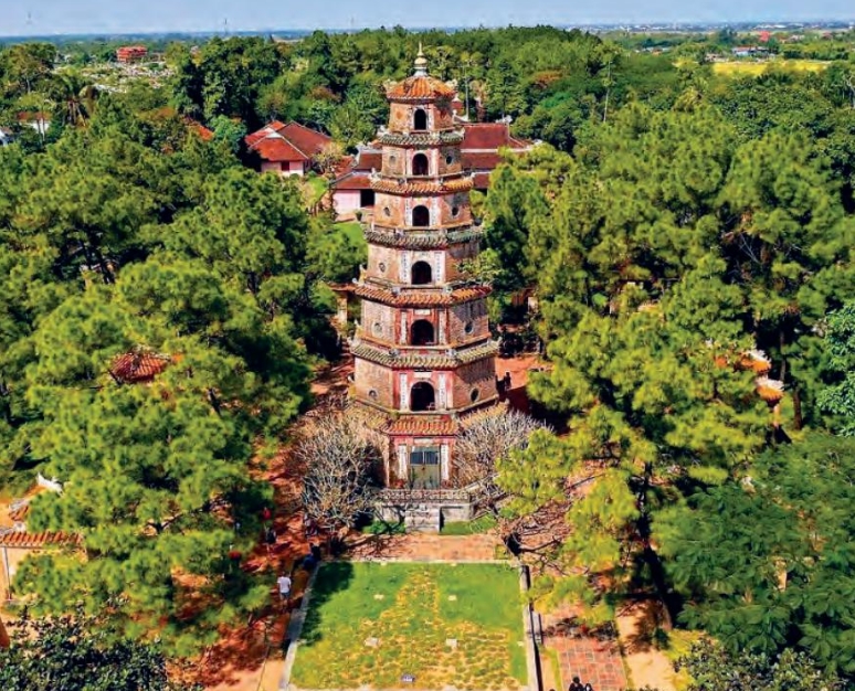 Năm 1804, vua Gia Long sắc phong Thiền sư Tổ Ấn – Mật Hoằng làm Tăng cang, trụ trì chùa Thiên Mụ (Huế).