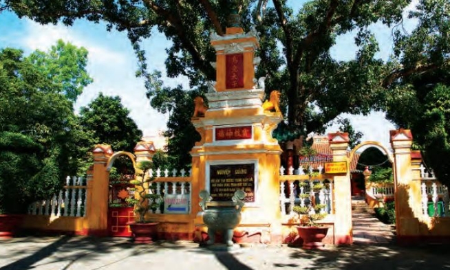 Mộ tháp thiền sư Tiên Giác trong khuôn viên chùa Giác Lâm.