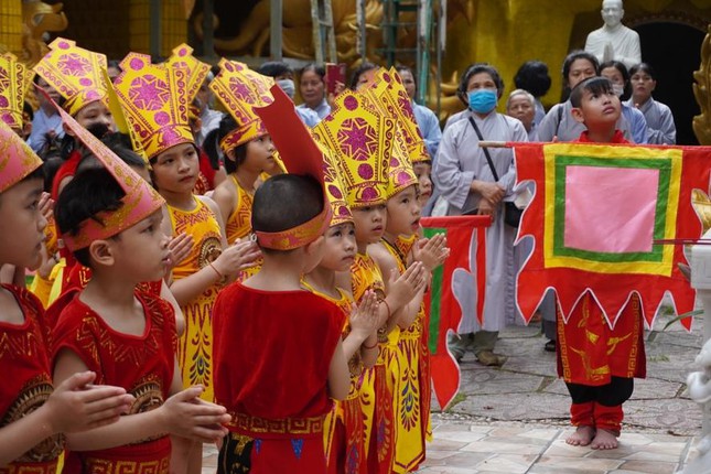 Gần 200 em nhỏ được nuôi dưỡng tại chùa Kỳ Quang 2 cũng được tham gia lễ giỗ Quốc Tổ và nghe về cội nguồn dân tộc
