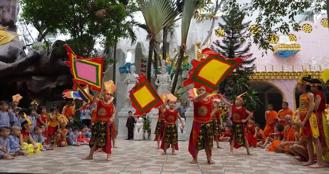 Sau phần lễ là phần hội do các em nhỏ ở chùa Kỳ Quang 2 biểu diễn văn nghệ