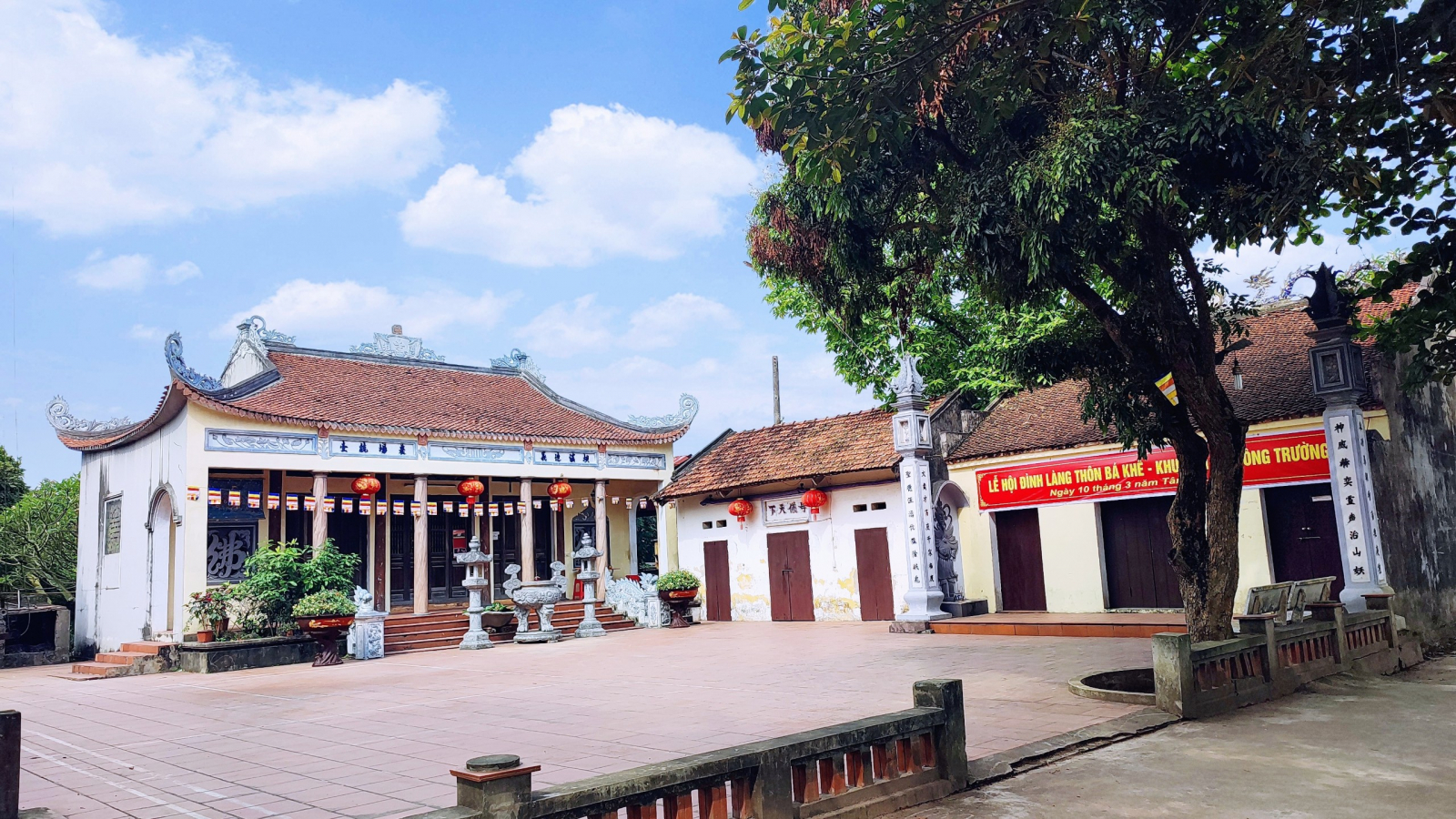Chùa Phổ Quang đã được khởi công xây dựng trên diện tích đất của đình và đền, của làng Ấp Bá Khê, tạo thành quần thể tâm linh ý nghĩa.