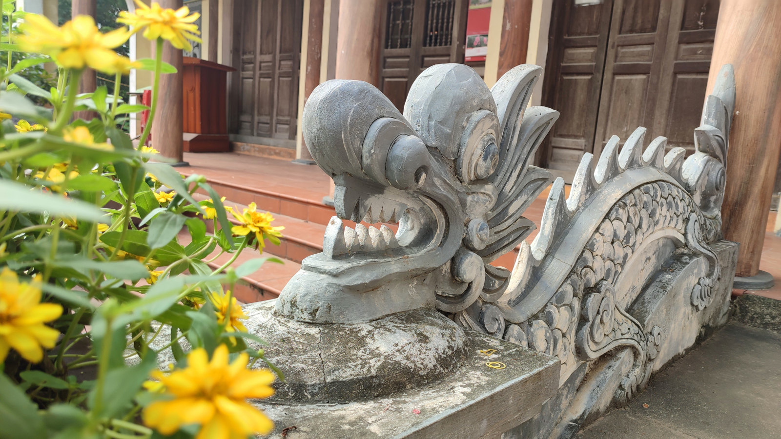 Rồng đá trước cửa chùa