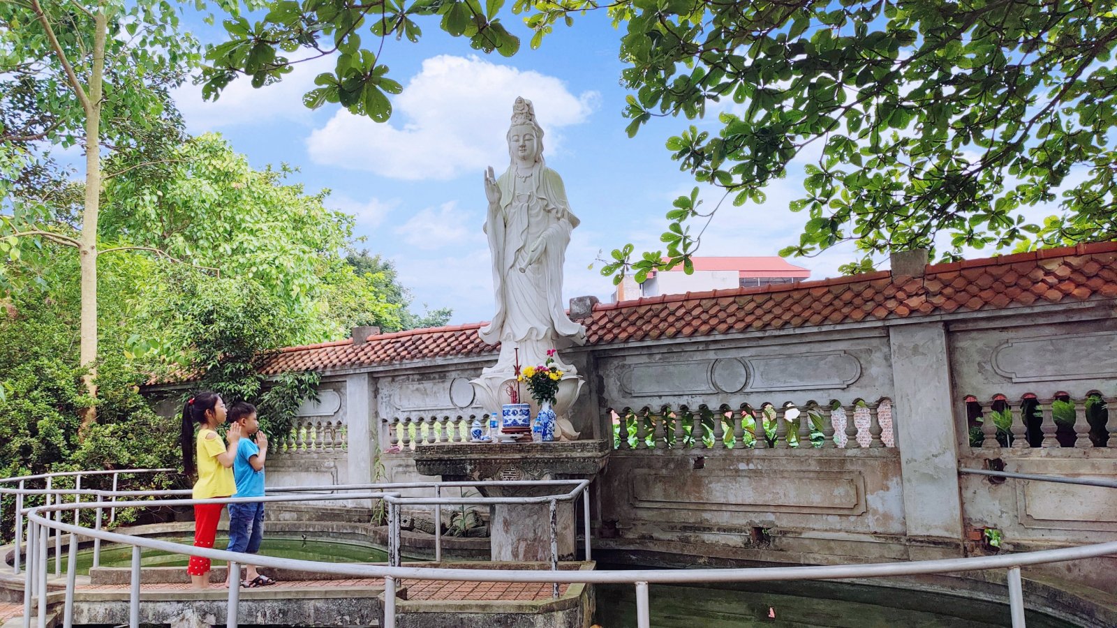Tôn tượng Bồ-tát Quán Thế Âm được đặt gần sát đường dân sinh, khiến hình tượng Bồ-tát trở nên quen thuộc với mỗi người dân.