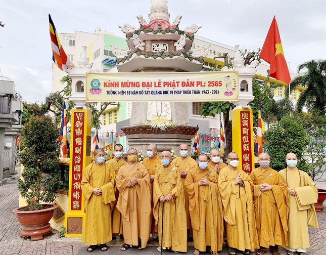 Thường trực Ban Trị sự GHPGVN quận 3 trước tháp lưu niệm tự thiêu của Bồ-tát Thích Quảng Đức