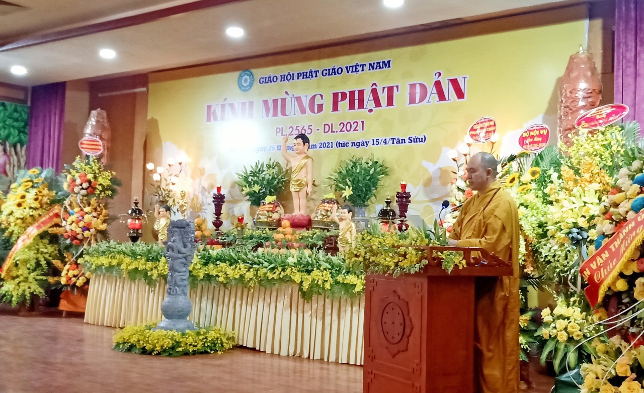 Thượng tọa Thích Đức Thiện đã đọc Thư chúc mừng của Chủ tịch Ủy ban Trung ương MTTQVN Đỗ Văn Chiến gửi đến chúc mừng Đại lễ Phật đản Phật lịch 2565.