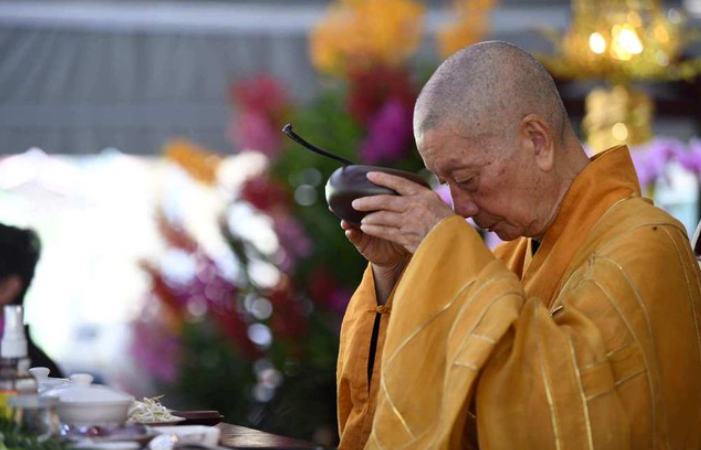 Cử bát quán niệm tam đề ngũ quán - Ảnh: Ngô Trí Thuận