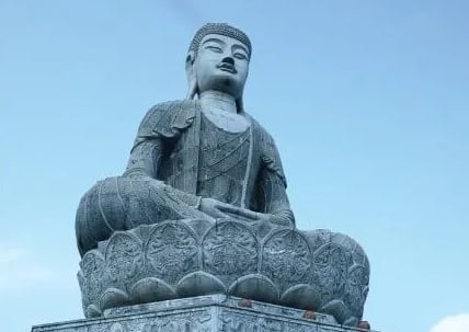 Đạo Phật xuất hiện ở Việt Nam từ xa xưa trong các truyền thuyết và truyện cổ tích.
