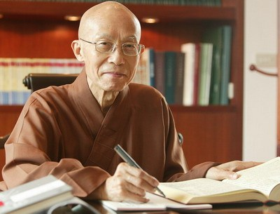 Phi hành gia Edgar Mitchell là một nhà khoa học lỗi lạc với nhiều công trình nghiên cứu nổi tiếng về không gian tại Đại học Harvard và Viện Công nghệ Massachusetts (MIT). Ông là một trong sáu người đã đặt chân lên mặt trăng bằng phi thuyền Apollo 14 vào ngày 31 tháng 1 năm 1971.