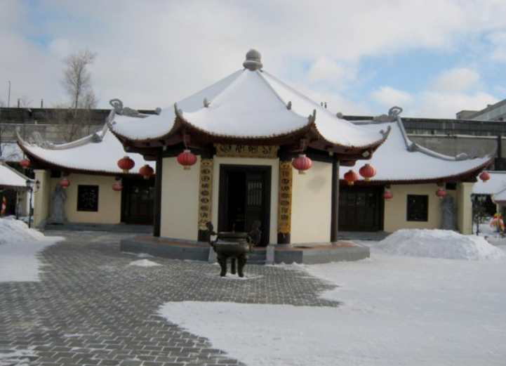 Quang cảnh bên trong chùa