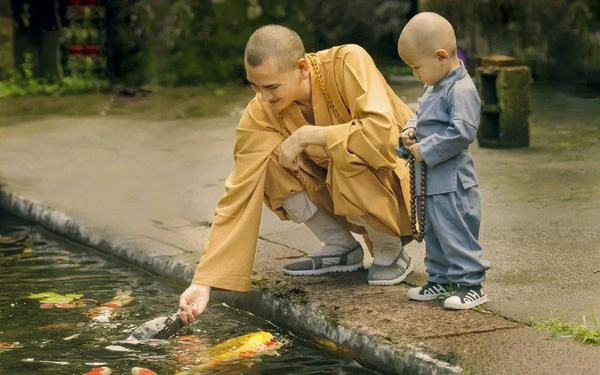 Sư Thích Minh Tâm nói: 'Phật giáo là để giải thoát, chứ không phải là để cầu cái nọ cái kia. Cầu càng nhiều, thứ không thể buông bỏ càng nhiều, sau cùng, phiền muộn càng nhiều.'