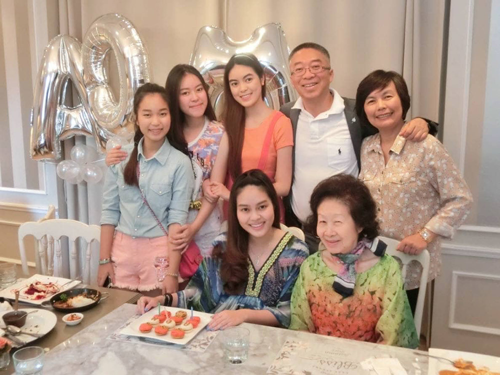 'Có một điều tôi luôn làm, đó là làm gương cho các con'. Ảnh: Ông Supachai cùng mẹ, vợ và 4 cô con gái