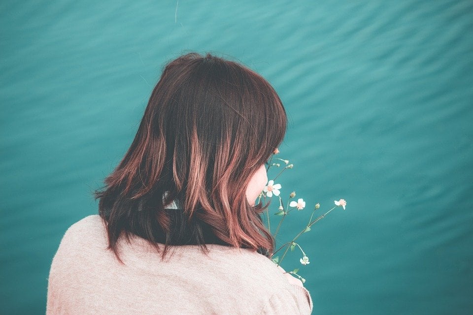 Người nào nhạy cảm với những lời thị phi dầu vô tình hay cố ý sẽ không có cơ hội hưởng được hạnh phúc. Ảnh minh họa.
