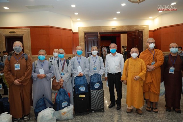 Chư Tăng Ni chờ xe chuẩn bị đến các bệnh viện để phục vụ