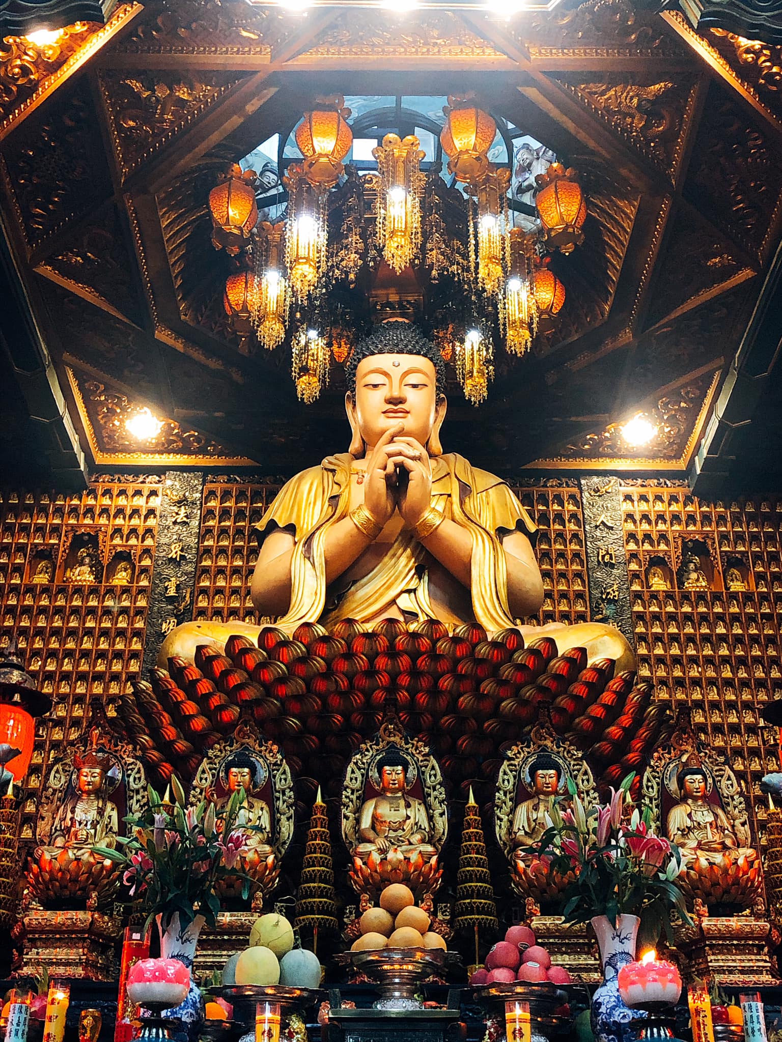 Tại một ngôi chùa Phật, có hơn 10.000 tượng Phật được tỷ mỹ tạo hoá cách điệu từ thủy tinh và đá quý. Trong không gian yên tĩnh của chùa, bạn cảm nhận sự thanh vắng và sự hiền hòa của tôn giáo Phật giáo. Hãy để những tác phẩm nghệ thuật đầy sáng tạo này đưa bạn trở về với chính mình.