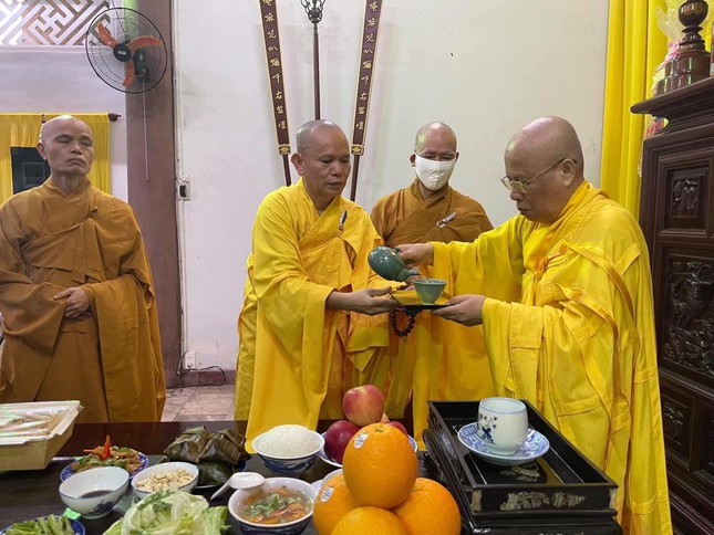 Hòa thượng Thích Chơn Nguyên dâng trà cúng dường húy nhật Trưởng lão Hòa thượng