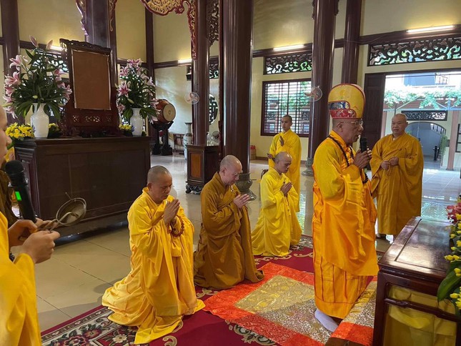 Hòa thượng Thích Huệ Chúc, sám chủ lễ cúng ngọ tại chánh điện thiền viện Vạn Hạnh (TP.HCM)