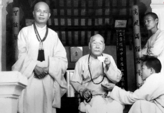 Hòa thượng Thích Trí Thủ (đứng bên trái) với Đức Đệ nhất Tăng thống - Đại lão Hòa thượng Thích Tịnh Khiết