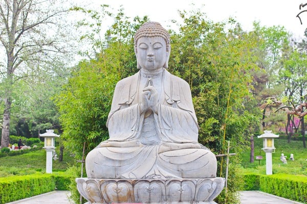Phật dạy tư duy và nhận thức của người vô tri luôn hướng về ái dục; vì vô tri đôi khi chính mình tự che lấp sự thật.
