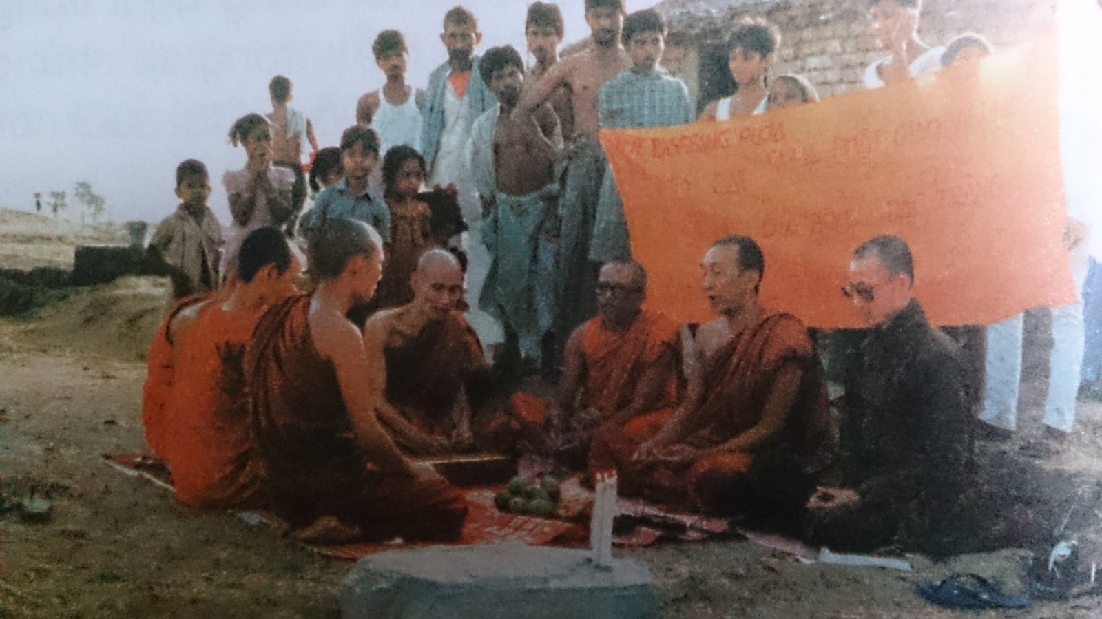 Thầy Huyền Diệu và các sư Miến Điện làm lễ cầu nguyện sau khi mua được đất