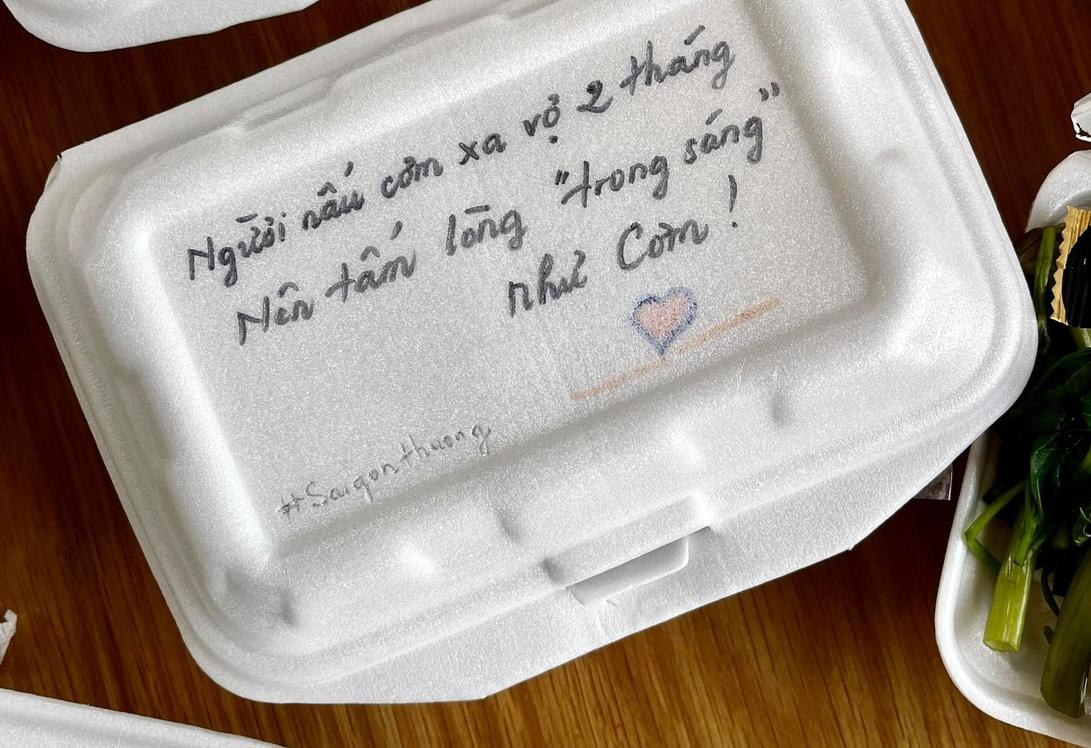 Những hộp 'cơm chữ' không chỉ đem lại niềm vui cho người nhận, mà chính những thành viên trong bếp cũng được lan tỏa hạnh phúc.