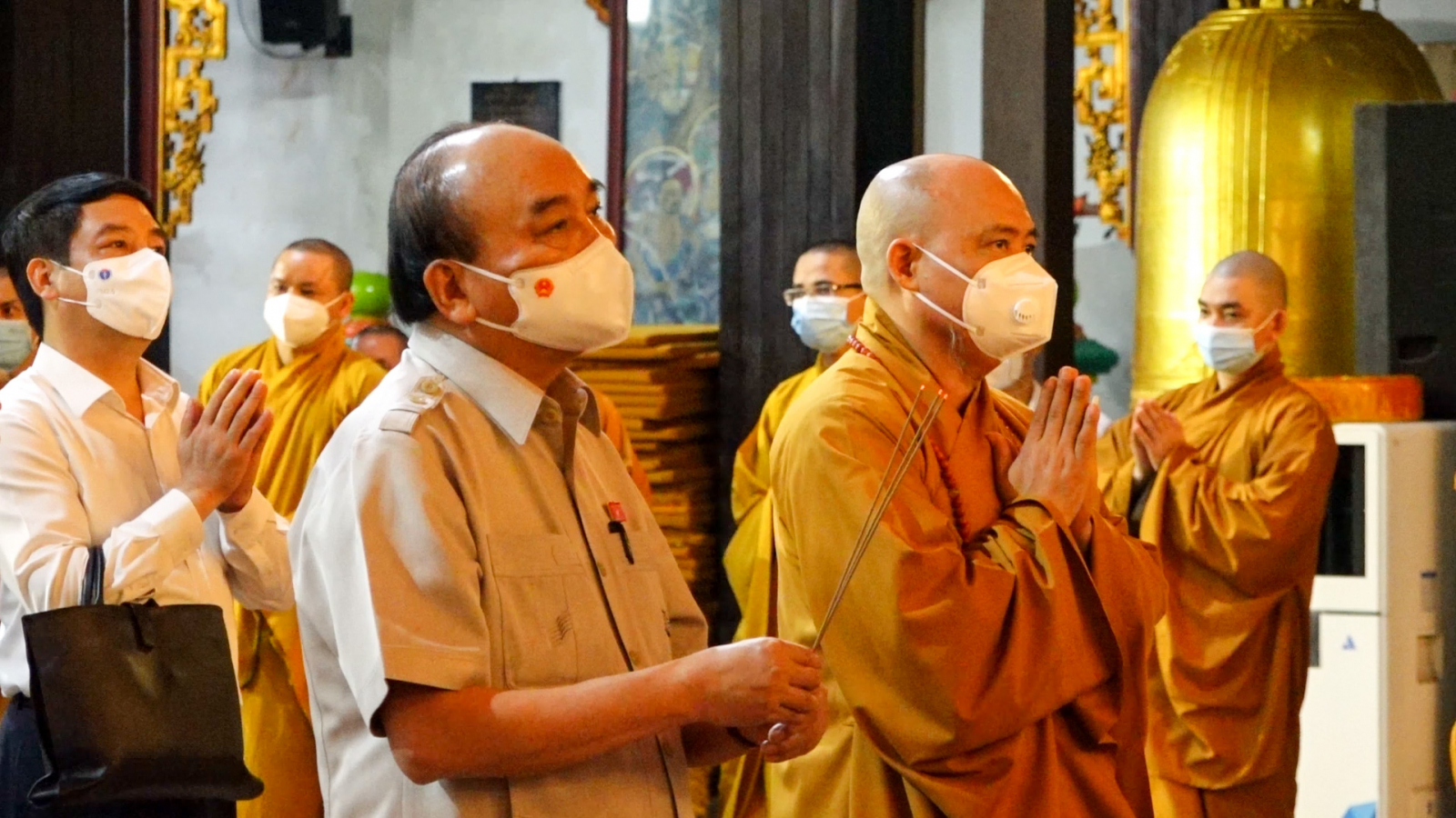 Chủ tịch nước Nguyễn Xuân Phúc dâng hương tại chánh điện chùa Vĩnh Nghiêm