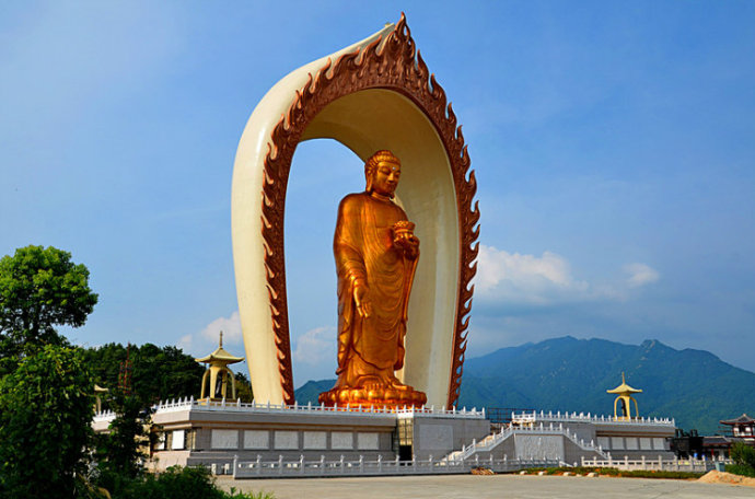 Bức tượng Phật nổi bật và thu hút nhiều du khách tham quan mỗi ngày. Đáng chú ý, khách tới tham quan nơi này không phải mua vé vào cửa.