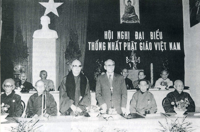 Ban chứng minh và ban chủ tọa Hội nghị đại biểu Thống nhất Phật giáo Việt Nam – người đứng bên trái: Hòa thượng Thích Trí Thủ, Trưởng ban Vận động thống nhất Phật giáo Việt Nam, Viện trưởng Viện Hóa đạo Giáo hội Phật giáo Việt Nam Thống nhất, sau đó được Hội nghị suy cử làm Chủ tịch Hội đồng Trị sự Giáo hội Phật giáo Việt Nam