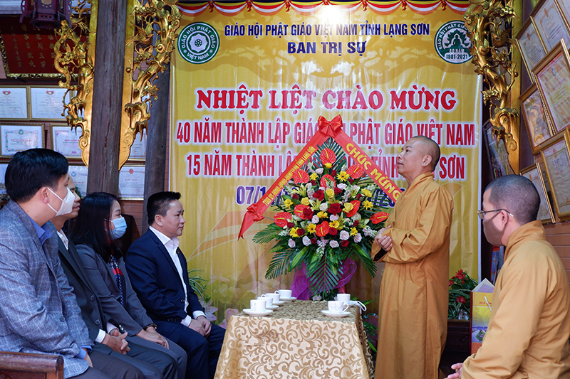 Thượng tọa Thích Quảng Truyền phát biểu cảm tạ.