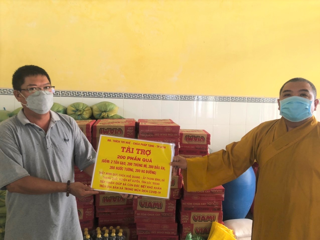 ĐĐ. Thích Minh Quy – Trụ trì chùa Huệ Quang (Thạnh Quới, Sóc Trăng) tiếp nhận 200 phần quà hỗ trợ các hộ dân cách ly tại nhà có hoàn cảnh khó khăn tại huyện Mỹ Xuyên, Sóc Trăng