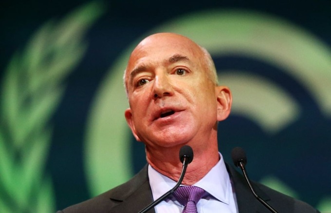 Bezos phát biểu tại hội nghị COP 26 hôm 2/11. Ảnh: EPA