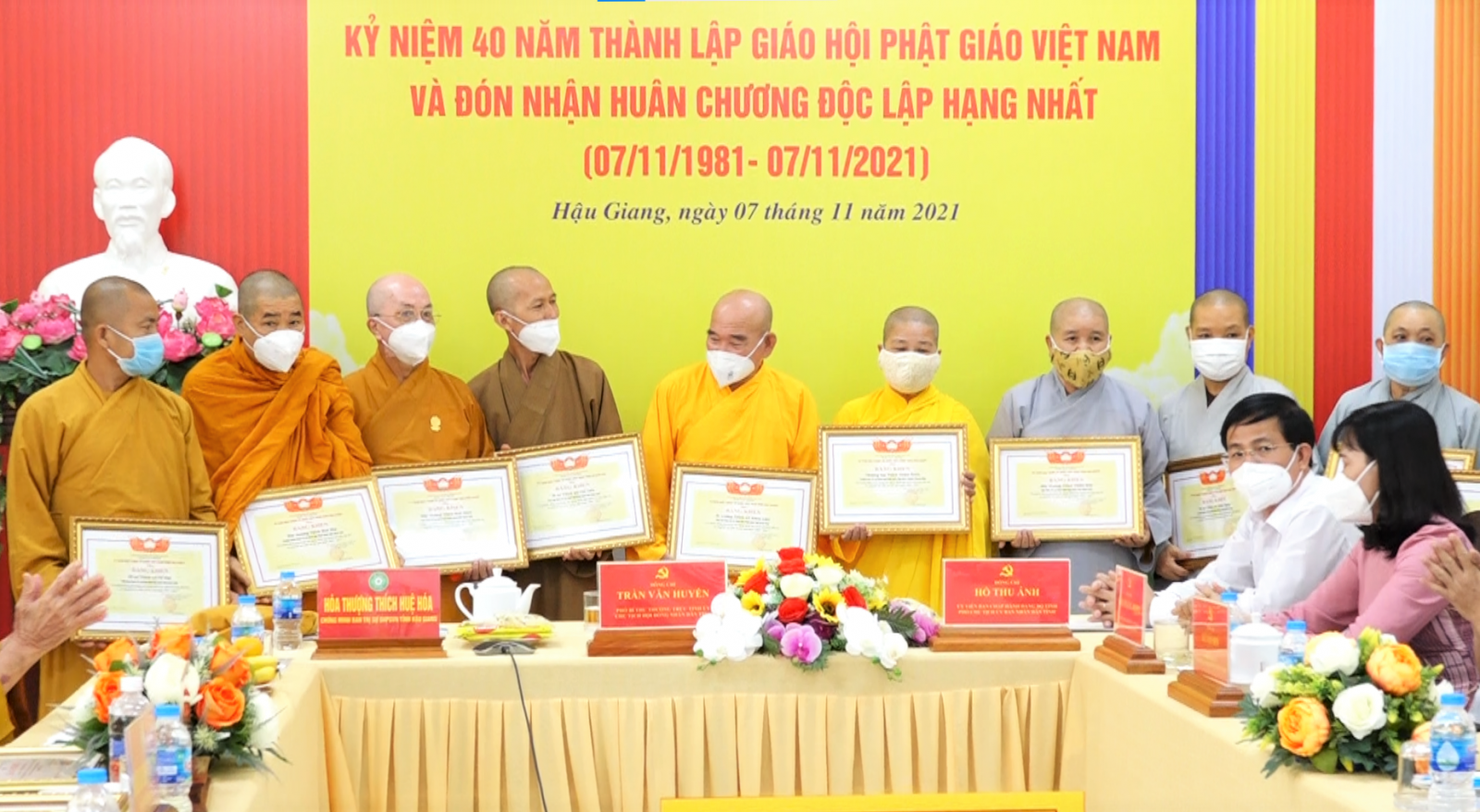 UBND và UBMTTQ VN tỉnh trao tặng bằng khen cho tập thể và cá nhân tiêu biểu trong tỉnh.