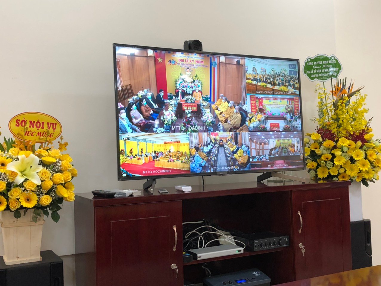 Trước tình hình dịch bệnh diễn biến phức tạp và trong khuôn khổ cho phép số người tham dự nên buổi lễ tổ chức với sự tham dự của đại diện Chư Tôn Đức Thường Trực Ban Trị Sự và đại diện lãnh đạo chính quyền, kết nối trực tuyến với văn phòng TƯGHPGVN cùng 63 điểm cầu tại các tỉnh thành.